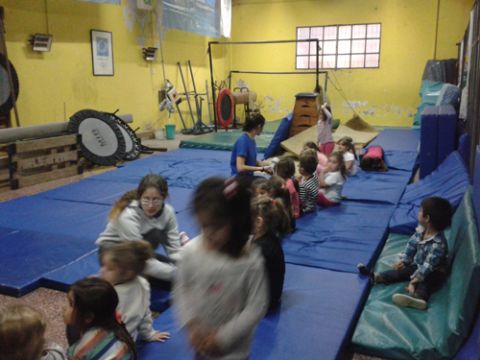 Gimnasia artística en el club Villa Banco Constructor